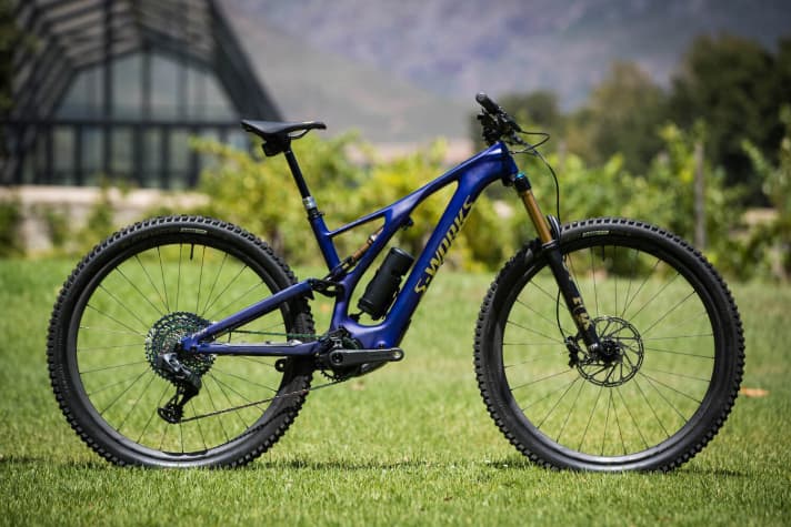   The S-Works Founders Edition is a special edition that draws on the full range of features and sets visual highlights. Limited to 250 units - at a price of 14999 euros, the limited availability will not cause stress for the average biker.