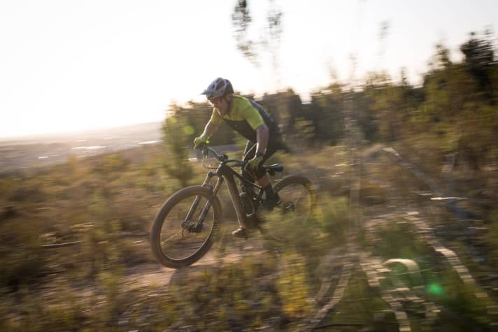   Playful trails, moderate climbs: this is the ideal territory for the Specialized Levo SL.