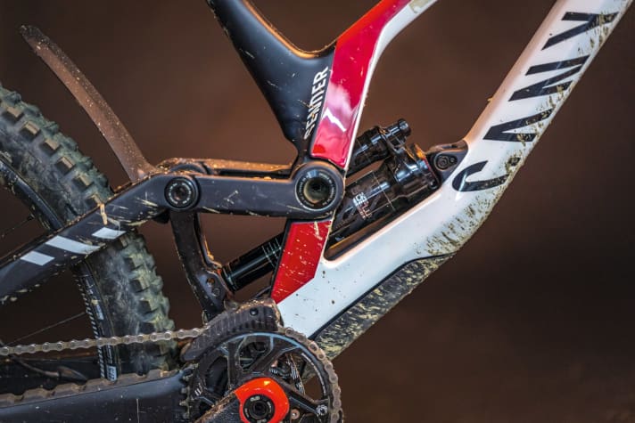 Canyon eye-catcher: Instead of being hidden in the seat dome, the shock of the new Sender is located on the down tube. The engineers still designed it very stylishly, but it no longer looks quite as elegant as its predecessor. However, the kinematics have been improved. Very good!