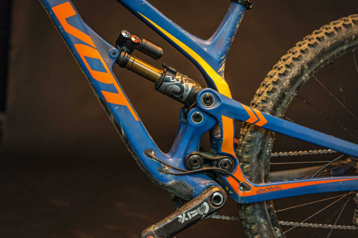 Eye-catcher Pivot: The 29er Phoenix has become more masculine, with angular tubes and clear lines. With its ornate frame, the predecessor was still reminiscent of an ice meringue, but no longer. The lever position has been moved in front of the seat tube. Dave Weagle also devised this kinematics.