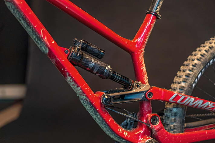   Eye-catcher Commencal: Clear, sensible, functional - the Furious doesn't look like rocket science and as "sophisticated" as its big brother Supreme DH, but the Furious suspension manages a good mix of riding comfort, counter-pressure and pop for jumps.