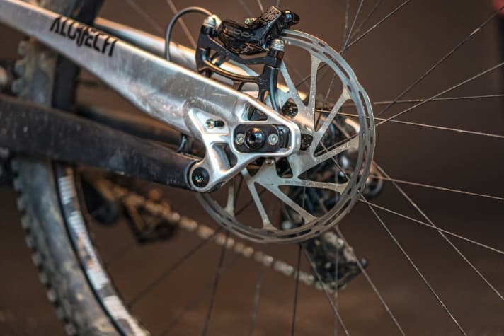   Eye-catcher Alutech: The components of the Alutech no longer have anything in common with tubes, they have been chased through the oil press with such ingenuity. This gives the Sennes a high eye-catching factor in the lift queue. The rear triangle length can be varied. We changed it to "short". This awakened the bike's play instinct.