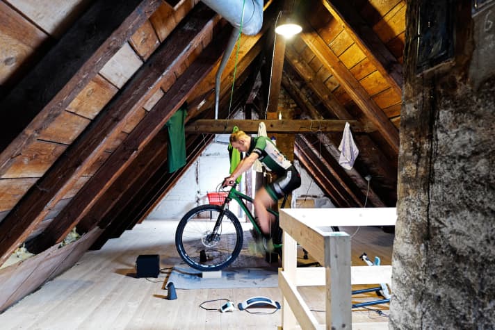   Kurbeln, bis die Beine um Gnade winseln: Um sich für die Ultrarennen abzuhärten, strampelt Fritz auch mal bis zu sieben Stunden auf der Rolle. Die karge Dachkammer über seiner Wohnung nennt er "Reich der Schmerzen". 