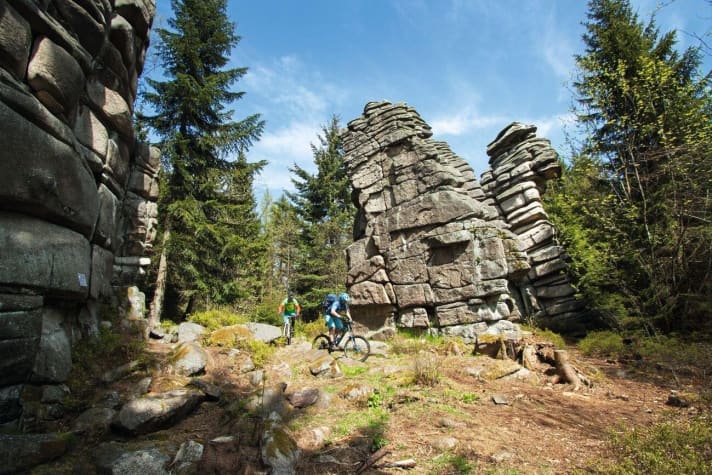   Die höchsten Gipfel des Fichtelgebirges knacken die 1000-Meter-Marke. Durch die Wälder ziehen sich unzählige Trails.