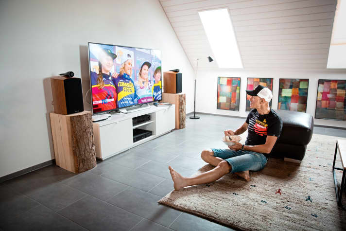   Siegenthaler freut sich über den Erfolg seiner Tochter Emilie beim Downhill-Worldcup.