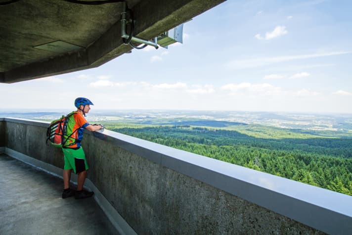   Das 360-Grad-Panorama auf dem Köppel-Aussichtsturm reicht vom Taunus bis ins Siebengebirge. Grüne Wellen mit höchstem Trail Potenzial.