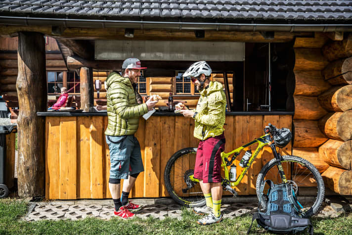   Bei Bratwurst und Spezi am Grenzadler scheint noch die Sonne...