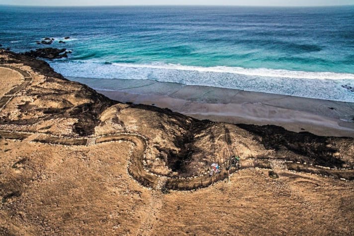   Küstenpfad an der Westküste: Auf der großen North-Shore-Runde um die Nordspitze der Insel legt man knapp 60 Kilometer zurück. Lange Anstiege stellen sich nicht in den Weg. Im Gegenteil – an der Westküste schiebt der Rückenwind noch ordentlich an.