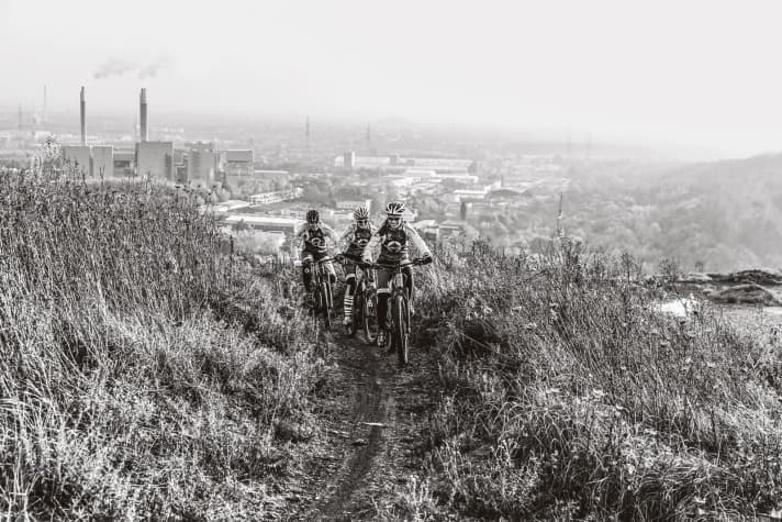   Drei echte Promis vom Team Edelhelfer bei der Arbeit: Das E-MTB hat sich auch unter Race-Profis als Trainings- und Spaßgerät durchgesetzt. Sowohl für die Cross-Country-Pilotinnen Kathrin Tesmer, Kim Große, aber auch für Downhill-Crack Fabian Seiffert (v. r. n. l.).    