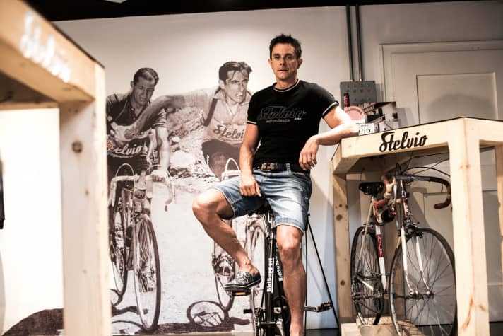 Daniele Nardello hat in sein Hotel Funivia in Bormio das kultige Rennrad-Café Stelvio Experience integriert.