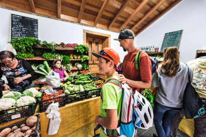   Mercado de las Tradiciones in La Oliva: Every Tuesday and Friday from 10 am to 2 pm you can buy fresh vegetables in a small finca.
