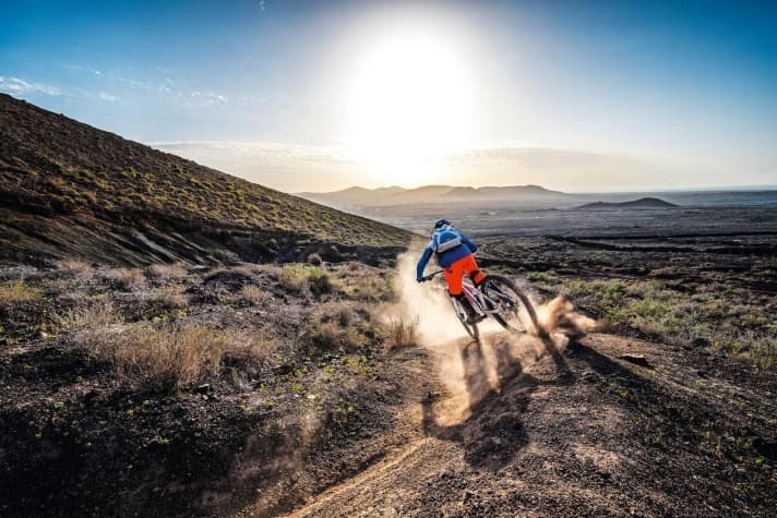   Tour 2 near Lajares: The tour climbs up and down dusty volcanic mountains. The beauty of the desert: there is nothing to obstruct the view.