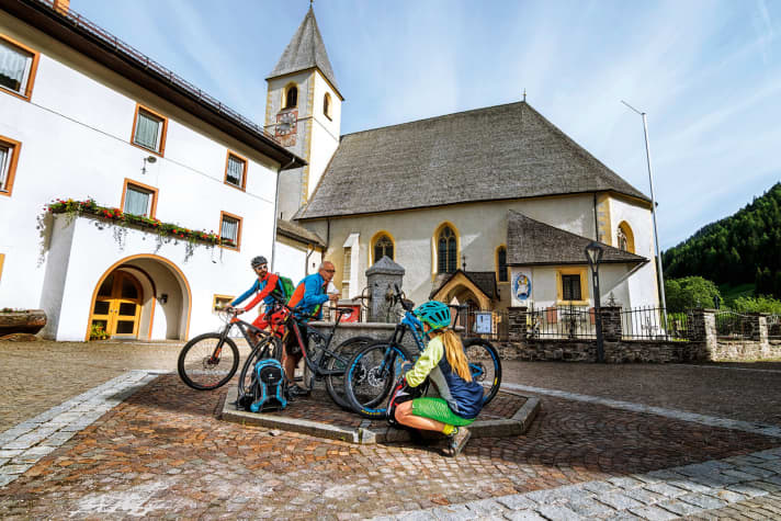   Unsere liebe Frau im Walde: This small village with its pilgrimage church is located in the very north of the Non Valley and already belongs to South Tyrol. That's why the waitress in the beer garden asks us in German if we would like some homemade potato crisps.