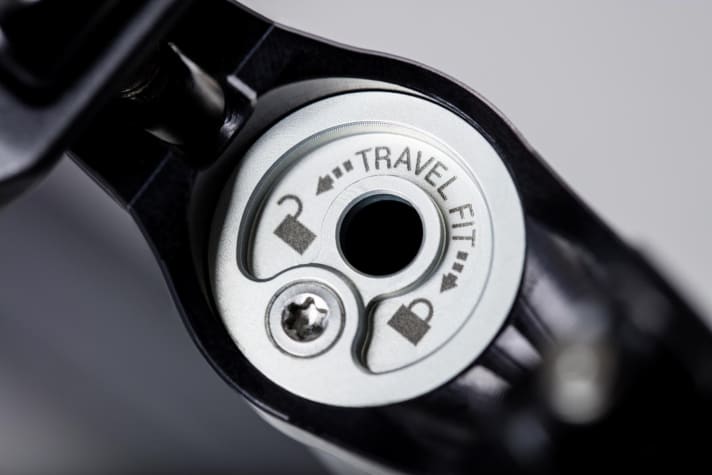   In der Travelfit-Variante lässt sich der Verstellweg mittels eines Multitools in 4-Millimeter-Schritten verringern.