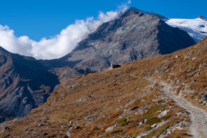   The detour to the Rifugio Sassal Masone is worthwhile in terms of both scenery and riding technique. The Palü glacier glistens white in the background.