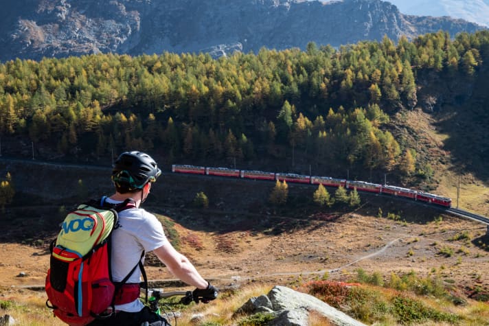   Travelling almost everywhere. The Rhaetian Railway is the highest railway line in Europe and an excellent alternative to the car in Graubünden. Sometimes it even climbs so steeply that you can use the railway as a shuttle.