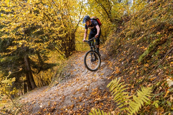   Tight hairpin bends in the deciduous forest above the Clozza. A steep and winding key section requires very good bike control, all the others are better. But the rest is easy to ride.