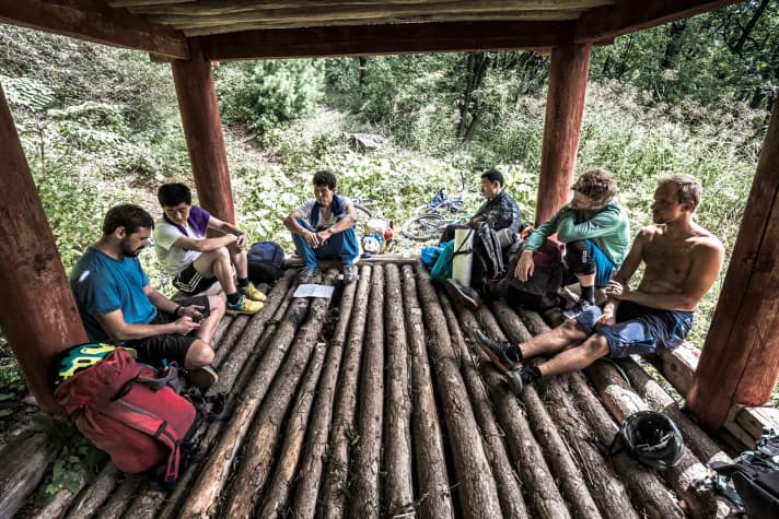   Kurze Rast im Holzpavillon: Tom neben Pak, Kim und Om sowie Max und Harald (von links).