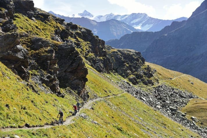 The 2621 metre high Passo Gavia is a legend of cycling and awaits the BIKE Transalp participants with a high alpine dream trail that is one of the best in Transalp history.