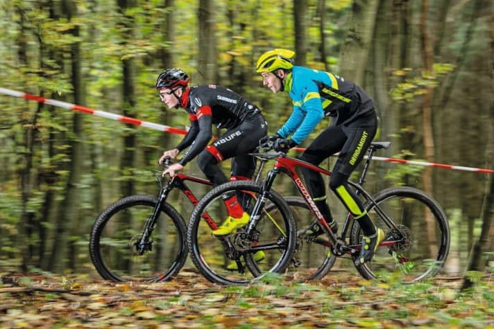   On the race track in Obergessertshausen (final venue of the Bayernliga), we tested the race suitability of our test bikes with Ben Zwiehoff and Georg Egger (in the background on Cannondale F-Si Carbon 2) in BIKE 1/2019.