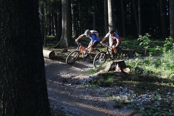   Rocky Mountain Element C50 (links hinten) und Scott Spark 910 auf Testfahrt 