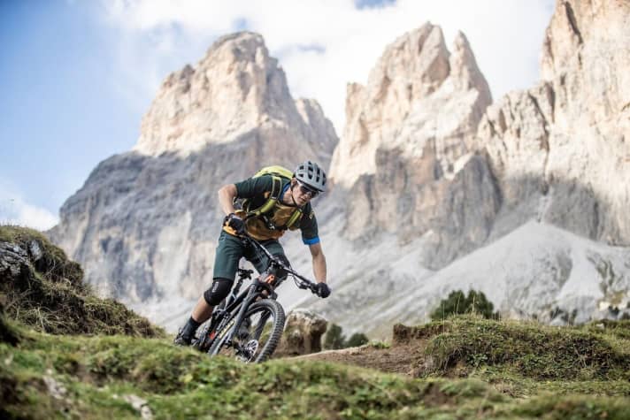 Excellent enduro bikes such as <a href="https://www.awin1.com/cread.php?awinmid=11768&awinaffid=471469&clickref=B+Rose+Pikes+Peak+&ued=https%3A%2F%2Fwww.rosebikes.de%2Ffahrr%25C3%25A4der%2Fmtb" target="_blank" rel="noopener noreferrer nofollow">Roses Pikes Peak</a>* are equally at home on a long ride through the Alps as they are in a bike park. If you mainly want to let rip on the descents, you’ll be happy with these bikes.