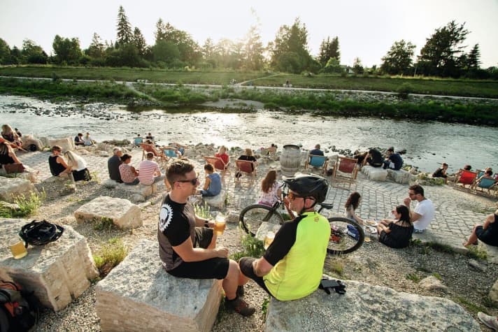   Sundowner-Treffpunkt Kulper­hütte direkt am Ufer der Wertach.