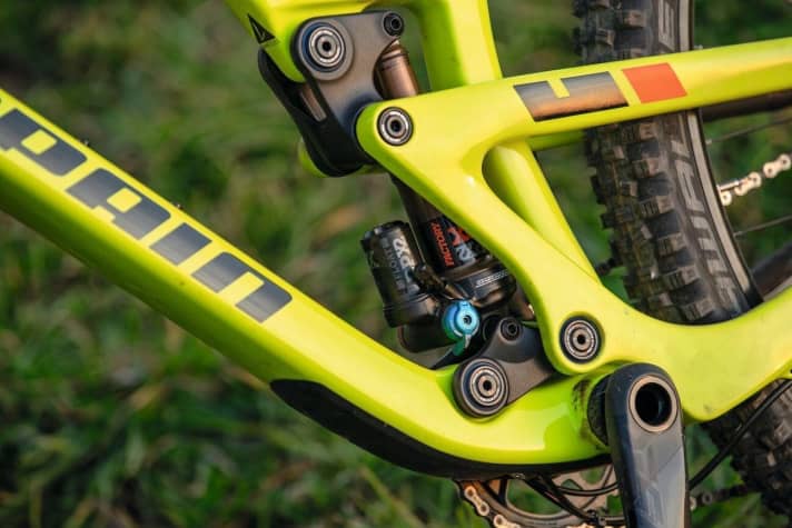   Durch die tiefe Lage des Dämpfers ist der Plattformhebel nur sehr schlecht erreichbar.