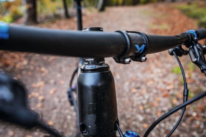   Sensible prevention: The Acros headset with steering stop limiter protects the top tube of the 1079 gram frame.