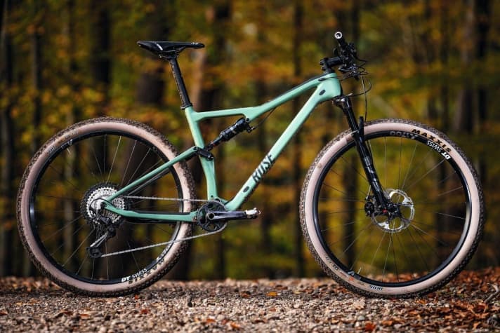   In BIKE 1/20, we tested the <a href="https://www.awin1.com/cread.php?awinmid=11768&awinaffid=471469&clickref=B+Rose+Thrill+Hill+3&ued=https%3A%2F%2Fwww.rosebikes.de%2Frose-thrill-hill-3-2697045" target="_blank" rel="noopener noreferrer nofollow">Rose Thrill Hill 3</a> *, which is based on the same frame and weighs 1.4 kilos more overall (11.67 kg). Measured against the price of 3465 euros, the XT equipment and the Rock Shox Ultimate suspension are absolutely impressive.