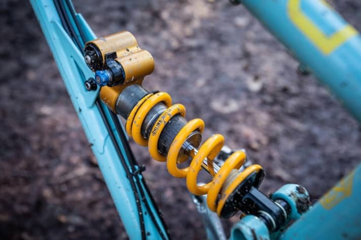 Our test bike came with an Öhlins steel spring damper. However, due to the large stop elastomer, the suspension travel was only 126 millimetres instead of 140 millimetres.