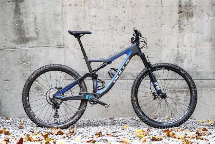   With the Wild Ronin, Bulls has put together a high-quality <a href="mountainbikes/all_mountain/test-2020-all-mountain-bikes-bis-3000-euro/a43317.html" rel="noopener noreferrer">All Mountain (Test BIKE 2/20)</a>: Fox Performance suspension, Shimano XT/SLX drivetrain, DT Swiss wheels and a four-piston brake with large disc find their place on the full carbon frame. This provides 145 and 144 millimetres of suspension travel at the front and rear. Despite the robust components, the Wild Ronin weighs comparatively little at 13.67 kilograms (without pedals). The Bulls Wild Ronin RS is currently on sale at <a href="https://www.awin1.com/cread.php?awinmid=19346&awinaffid=471469&clickref=B+Radonline&ued=https%3A%2F%2Fwww.radonline.de%2F" target="_blank" rel="noopener noreferrer nofollow">Radonline for 2898 euros</a> *.    