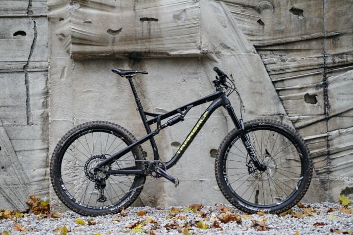   Unser Testfazit zum Transalp Signature III X12 10.0: Trotz der besten Ausstattung im ganzen Testfeld muss das Transalp in kniffligen Abfahrten kämpfen. Die Geometrie und der etwas schwache Hinterbau verschenken Spaßpotenzial. Bergauf präsentiert sich das Transalp dafür kletterstark. Andere Rahmen sind zwar optisch schöner, wiegen aber mehr – und das bei schlechteren Steifigkeitswerten.