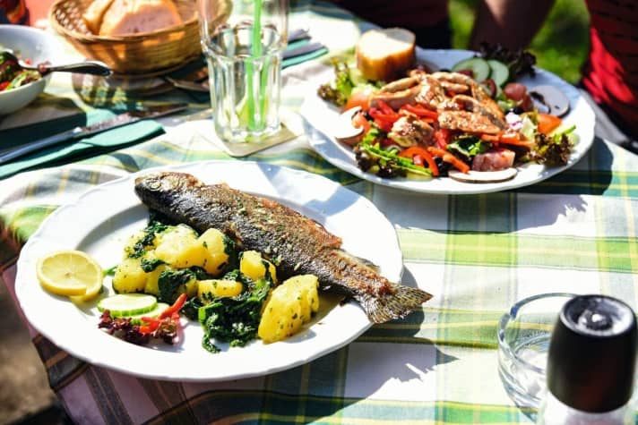   Franconian Switzerland also has a lot to offer in terms of cuisine. You should save the products of the 69 family-run breweries for after work. A freshly caught trout from the Wiesent is also delicious during the tour.