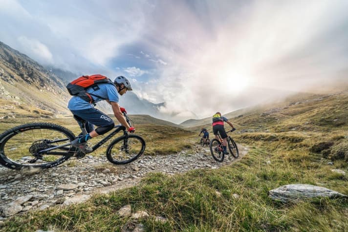   Trail bikes offer around 130 millimetres of travel at the rear. The Neuron from Canyon even has a whopping 143 millimetres.
