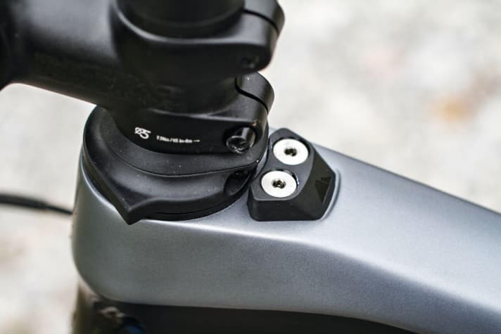   The steering stop limiter on the Neuron CF keeps the fittings at a distance from the carbon top tube if necessary.