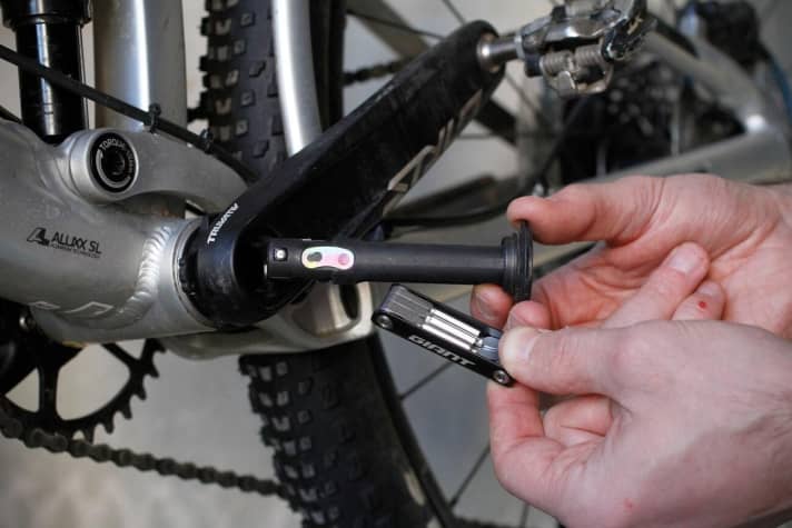   Das Clutch Mini-Werkzeug von Giant  sitzt in der Hohlachse der Kurbel.