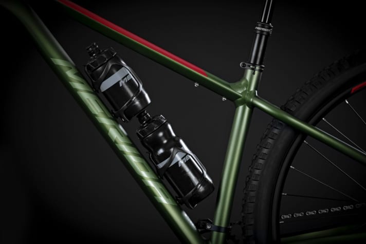   Eine kleine und eine große Flasche finden im Rahmen Platz. Unter dem Oberrohr lässt sich ein Toolkit montieren.