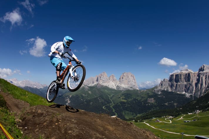   Schöner fliegen im Bikepark Belvedere vor dem Sella-Stock.