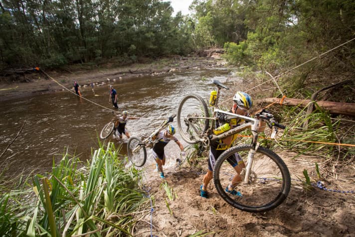 Bei Etappenrennen wie dem Cape Epic sitzen Hobby-Racer man schon mal 5-7 Stunden im Sattel – oder tragen ihr Bike durch Bäche. Nur durch ausreichendes Essen und Trinken kann man den Flüssigkeits- und Elektrolythaushalt im Gleichgewicht halten.