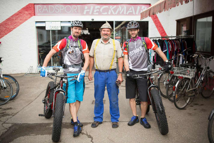   Three pioneers in one pile. Andi Heckmair (centre) was the first person to cross the Alps on an MTB. Mattias Buße and Daniel Schneider have now done the same on their fat bikes.