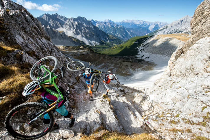   Harte Arbeit: Auf dem Goetheweg kurz unter der Mandlscharte.