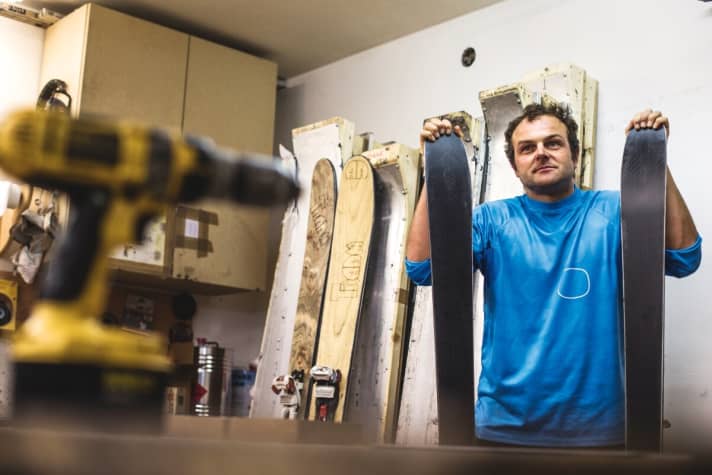   Wer einen "Traam" hat, der muss ihn auch verwirklichen: Markus Irschara, genannt Makke, war mit dem Ladenangebot unzufrieden, daher baut er sich mit seinen Freunden nun eigene Ski. Im Sommer gehört seine Passion aber natürlich dem Mountainbike.