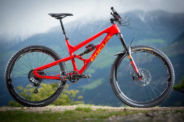  The top model of the Focus SAM enduro bike comes with a full carbon frame and weighs 12.5 kilos without pedals.