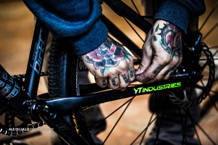   Andreus Körper ist mit vielen unterschiedlichen Tattoos geschmückt.