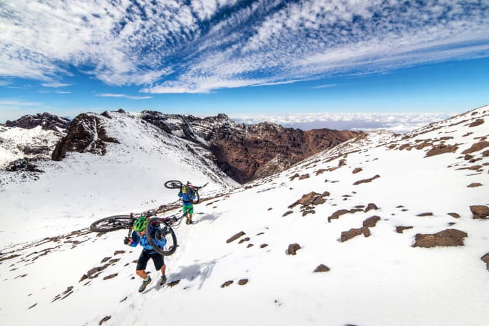   Africa-Firn The snow on the Toubkal is a magical attraction for ambitious ski tourers. The white stuff is rather difficult on a bike.