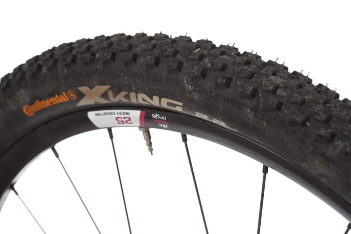   Rocky Mountain rüstet das Instinct mit Race-Reifen aus. Gut fürs Mittelgebirge, am Lago würden dem Bike fette Schlappen besser stehen.