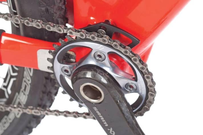   Knalliger Carbon-Rahmen mit toller Formsprache und funktionellen Details. Bleche schützen den Tretlagerbereich vor der Kette.