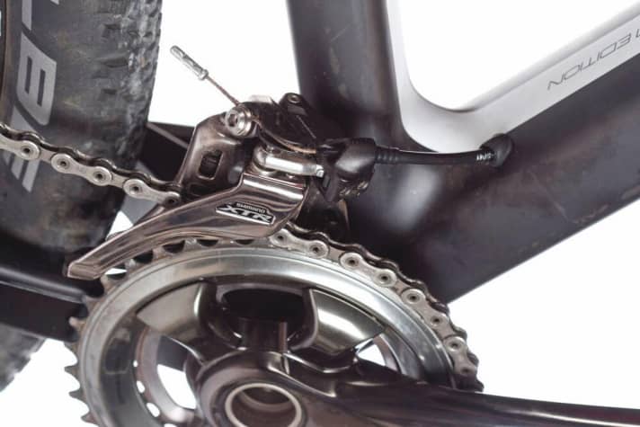   Single or double? A matter of taste. But double drivetrains offer marathon racers the greater range. Top: XTR derailleurs.