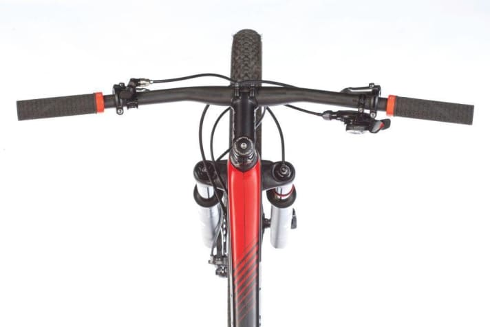   Ergonomisches Cockpit mit nicht mehr als den nötigen Hebeln. So bleibt die Lenkermitte frei für eine windschnittige Aero-Griffposition.